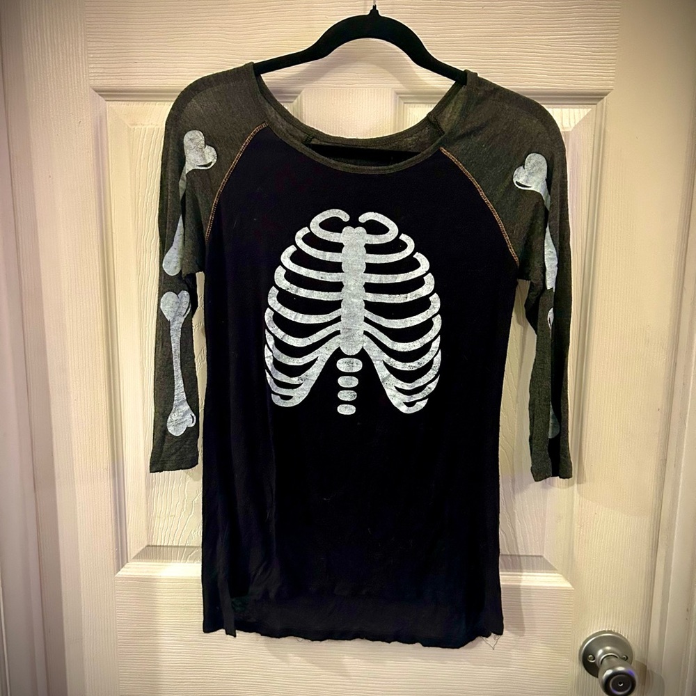 Cool Zoe + Liv Black Skeleton 3/4 Baseball Sleeve Tee
